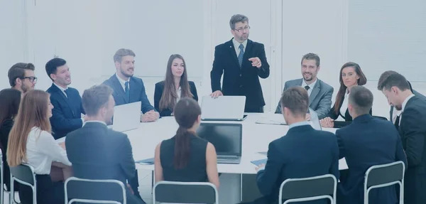 Capo ha una seria riunione di lavoro, discute il lavoro del co — Foto Stock