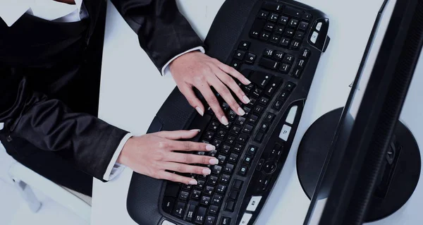 Manos femeninas escribiendo en el teclado de la computadora —  Fotos de Stock