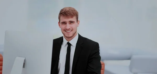 Retrato de hombre de negocios feliz en el lugar de trabajo — Foto de Stock