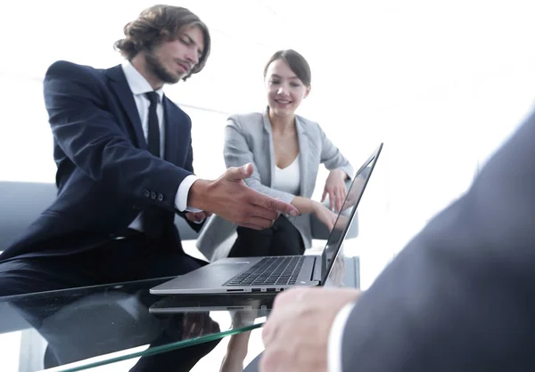 Equipe de negócios que trabalha em uma mesa — Fotografia de Stock