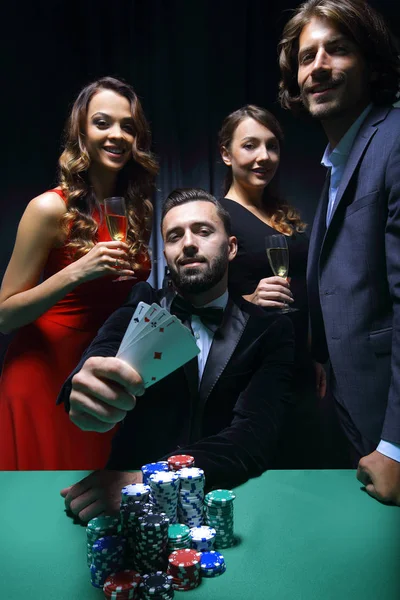 Homens e mulheres concentrados jogando poker no cassino — Fotografia de Stock