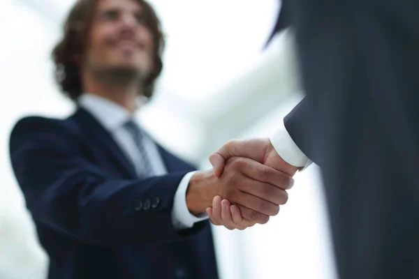 Dois empresários apertando as mãos cumprimentando um ao outro — Fotografia de Stock