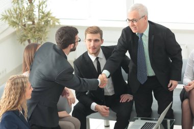 iş ortakları ofiste bir iş toplantısında el sallamak