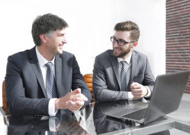 Office masada oturan iki iş adamları portresi