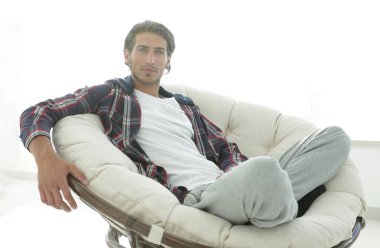 başarılı adam modern oturma odasında dinleniyor.