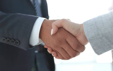 Gülümseyen iş adamı el sıkışma ortak toplantısında heyecanlı,