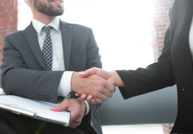 İki iş adamının el sıkışması.