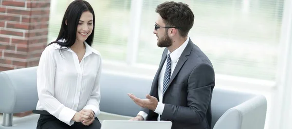 Geschäftspartner besprechen Geschäftsunterlagen vor Vertragsunterzeichnung. — Stockfoto