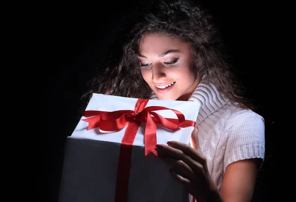 Retrato de uma bela jovem morena espreitando em uma caixa de presente — Fotografia de Stock