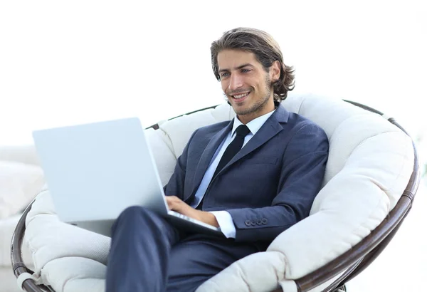 Primo piano di donna d'affari sorridente che lavora con computer portatile in soggiorno . — Foto Stock