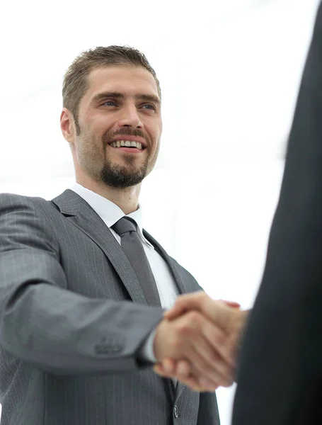 Nahaufnahme. Geschäftsmann schüttelt einem Geschäftspartner die Hand. — Stockfoto