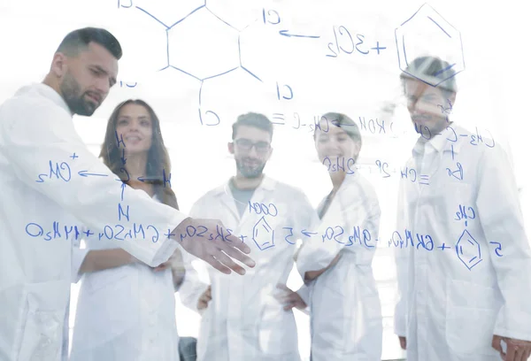 Im Hintergrund diskutieren Laborwissenschaftler der Bildgruppe über ihre Forschung — Stockfoto