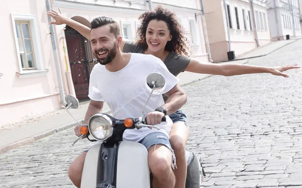 Gelukkige jonge paar plezier op een scooter — Stockfoto