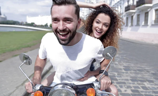 Feliz pareja alegre montando scooter vintage al aire libre . —  Fotos de Stock