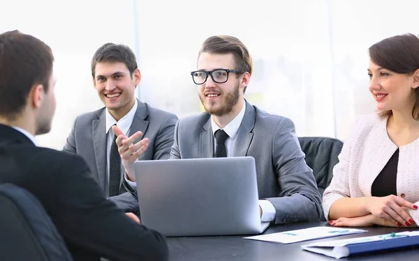 Le gestionnaire communique avec le client au bureau — Photo