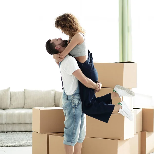 Porträtt av ett lyckligt par som flyttar till ett nytt hus — Stockfoto