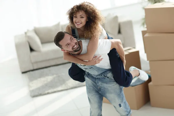 Frau und Mann freuen sich über den Umzug in eine neue Wohnung. — Stockfoto