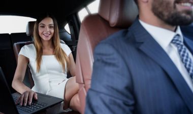 İdari işkadını dizüstü bilgisayarında çalışıyor..