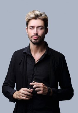 Yakışıklı sakallı adam gri arka plan üzerinde