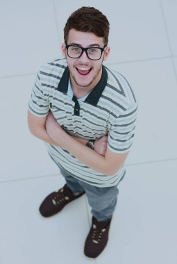 Casuel giyim tutma kolları neşeli genç adamın Üstten Görünüm