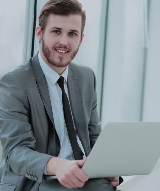 portre-öğrenci blogger wi oturan açık bir dizüstü bilgisayar ile