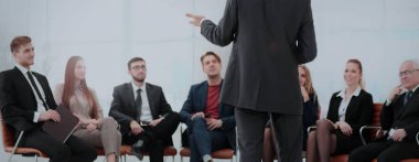İş takım üyesi konuşmacı olarak bir soru sorar