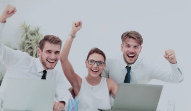 Mutlu iş adamlarının resmi ofiste zaferi kutluyor.