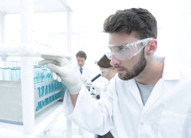 Bir kimyasal laboratuvar deney yapan bir genç erkek