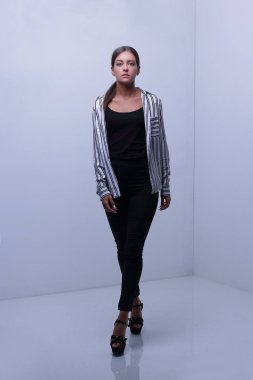 ileri yürüyüş üzgün genç kadın.