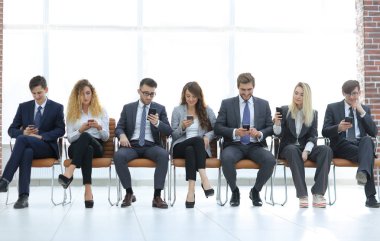 Lobide oturan akıllı telefonlar ile çalışanlar