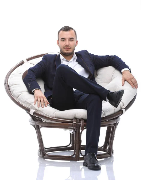 Jovem empresário sentado em uma cadeira confortável — Fotografia de Stock