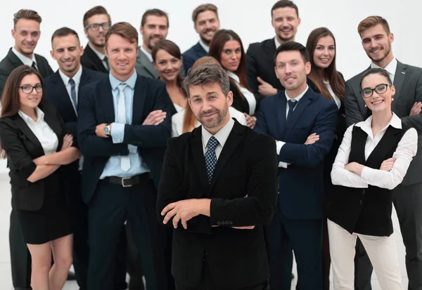 Vertrouwen zakenman permanent op de achtergrond van haar business team. — Stockfoto