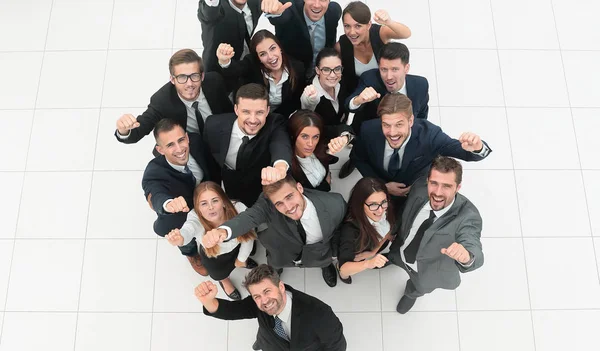 Conceito de sucesso. equipe de negócios levantando as mãos e olhando para a câmera . — Fotografia de Stock