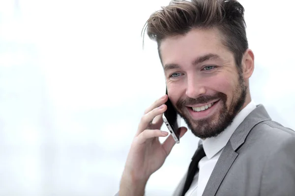 Hombre de negocios hablando por teléfono móvil — Foto de Stock