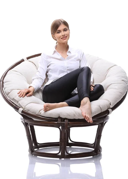 Genç iş kadını büyük yumuşak bir sandalyede dinleniyor. — Stok fotoğraf