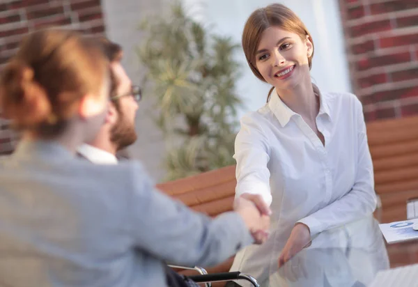 Geschäftsfrau begrüßt die Mitarbeiterin mit Handschlag, — Stockfoto