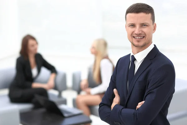 Framgångsrik affärsman på suddig bakgrund kontor — Stockfoto