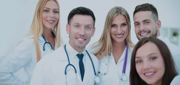 Sorrindo equipe de médicos no hospital fazendo selfie . — Fotografia de Stock