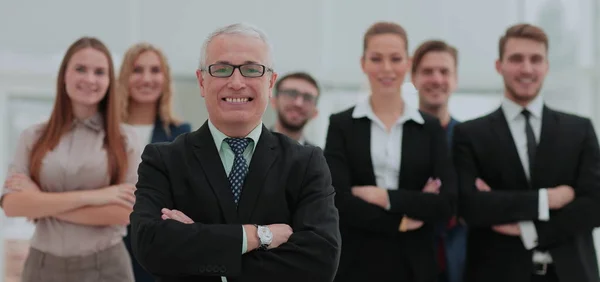 成熟したビジネスマンやオフィスれたらに陽気なビジネス チーム — ストック写真
