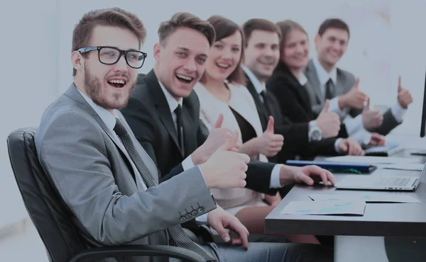 Succesvolle business team tijdens de vergadering na bespreking van nieuwe — Stockfoto