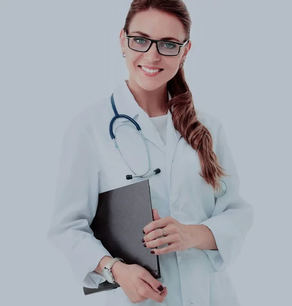 Sorridente médico feminino em casaco branco . — Fotografia de Stock