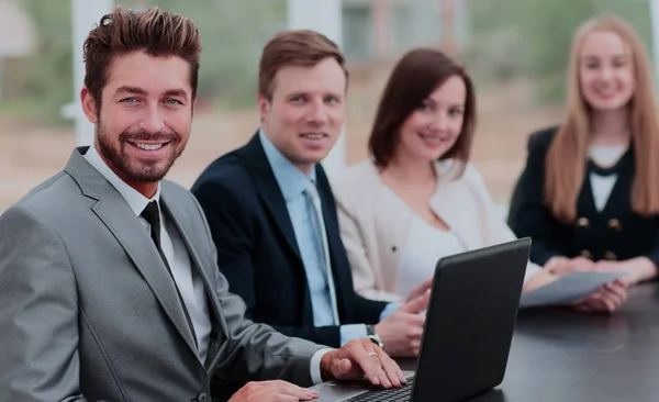 Elegante Kollegen blicken bei Besprechung im Büro in die Kamera — Stockfoto