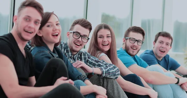 Университет группа студентов, сидящих на полу в спортзале — стоковое фото