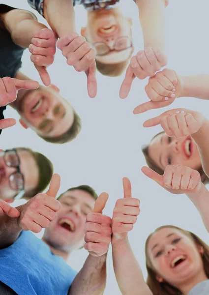 Concepto de amistad, juventud y gente - grupo de adolescentes sonrientes con las manos encima —  Fotos de Stock