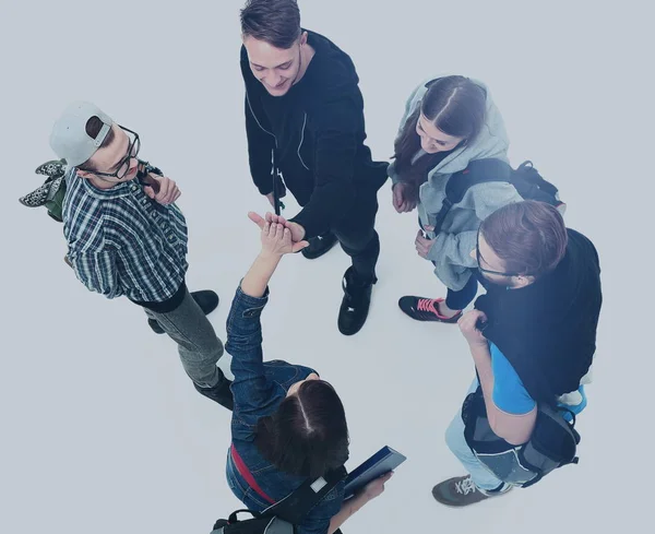 Üstten Görünüm. Kameraya bakarak mutlu gülümseyen genç grup.