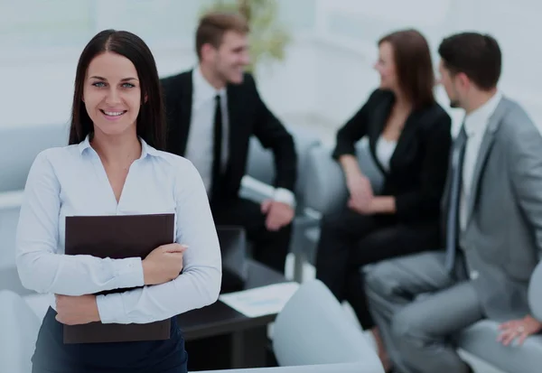 Geschäftsleute am Tisch im modernen Büro — Stockfoto