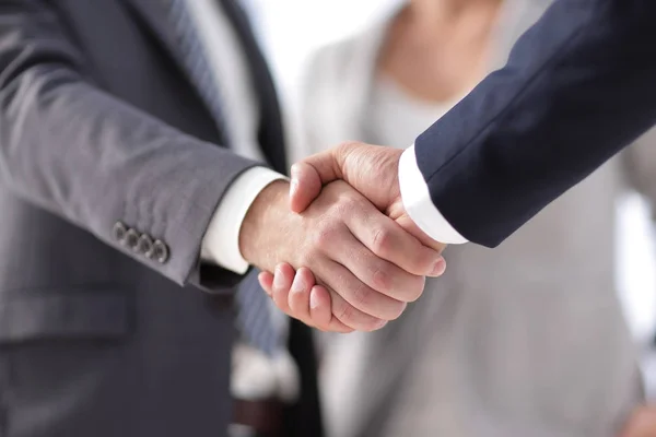 Крупный план рукопожатия деловых партнеров — стоковое фото