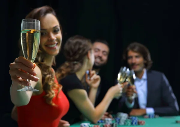 Дівчина п'є коктейль в казино — стокове фото