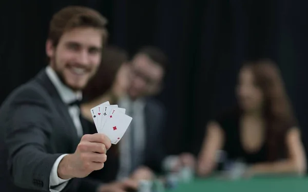 Jugador al casino con una combinación de cuatro ases . —  Fotos de Stock
