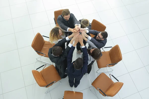 Vista de cima. equipe de negócios juntando suas palmas — Fotografia de Stock